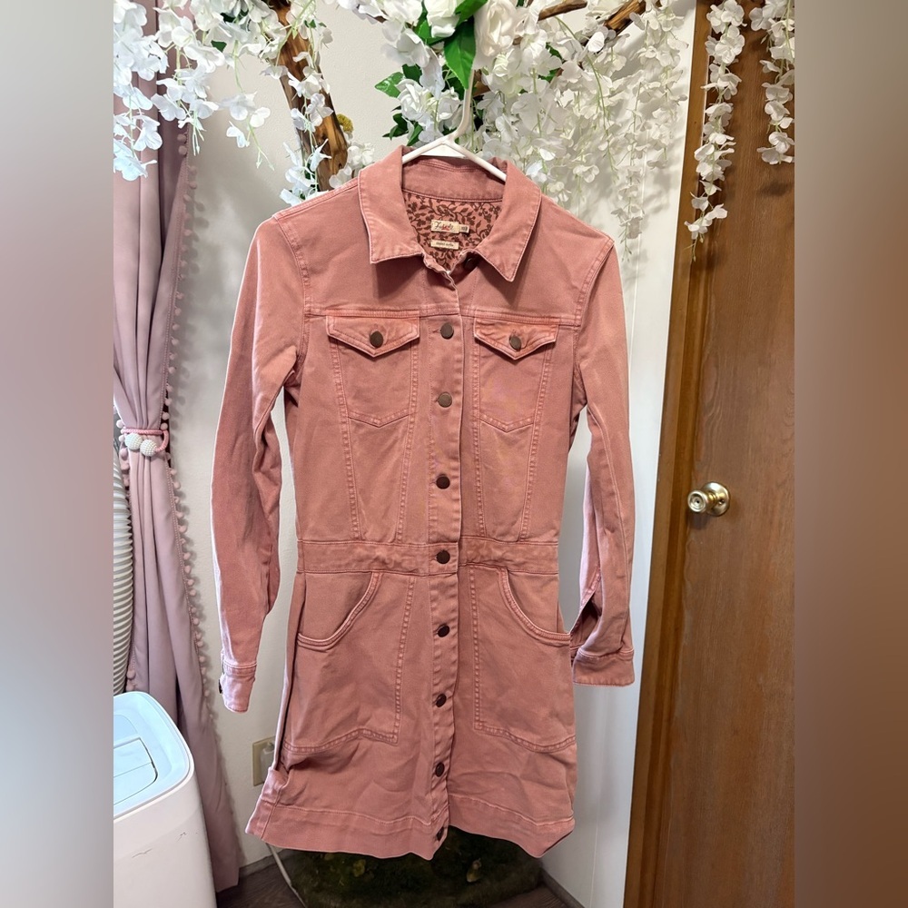 Faherty Rose Button-Up Jean Dress ๐ - Picture 6 of 12